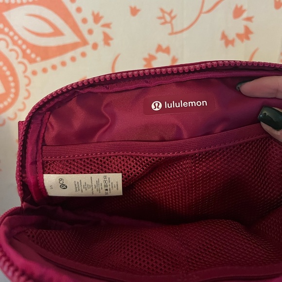 BRAND NEW WITH TAGS! LULULEMON ATHLETICA everywhere belt bag - wild berry - Picture 5 of 5